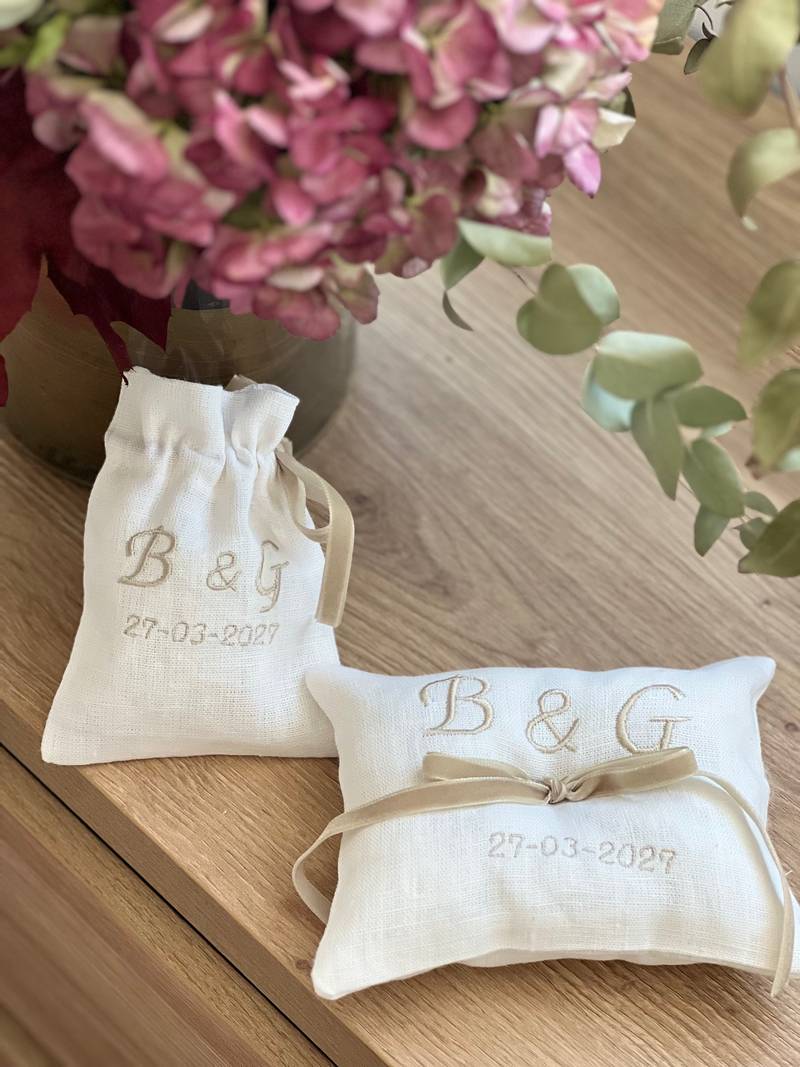 Pack Saquito bordado y cojín para alianzas personalizados beige